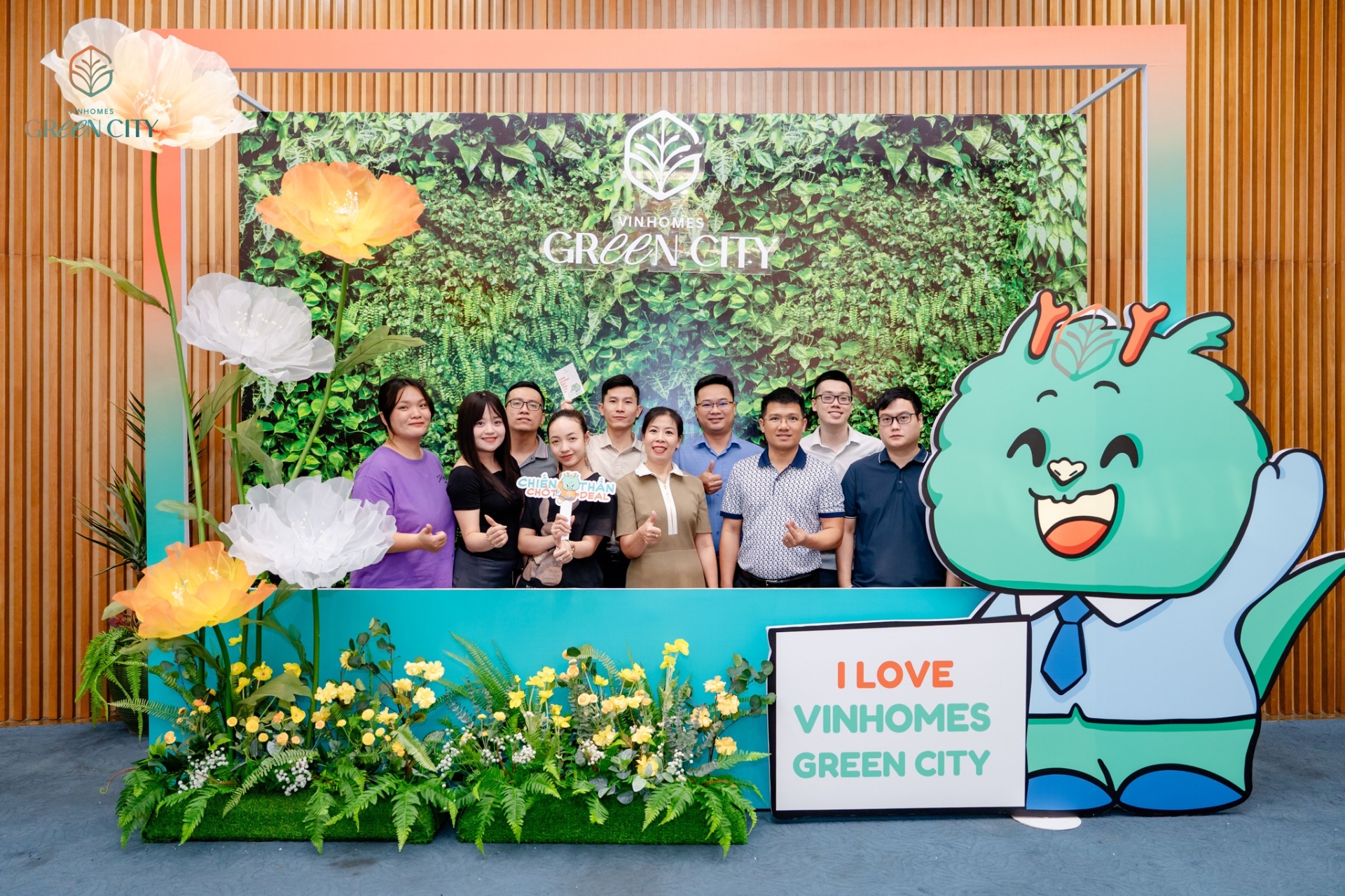 Hà Nội rộn ràng khai màn - Miền Bắc chính thức 
