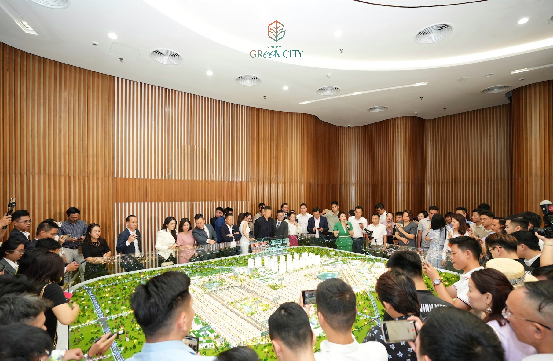 Hà Nội rộn ràng khai màn - Miền Bắc chính thức 
