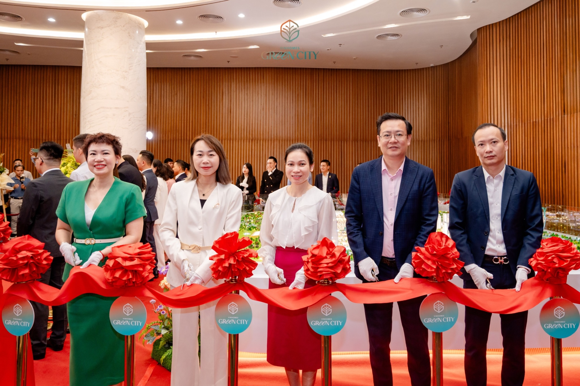 Hà Nội rộn ràng khai màn - Miền Bắc chính thức 