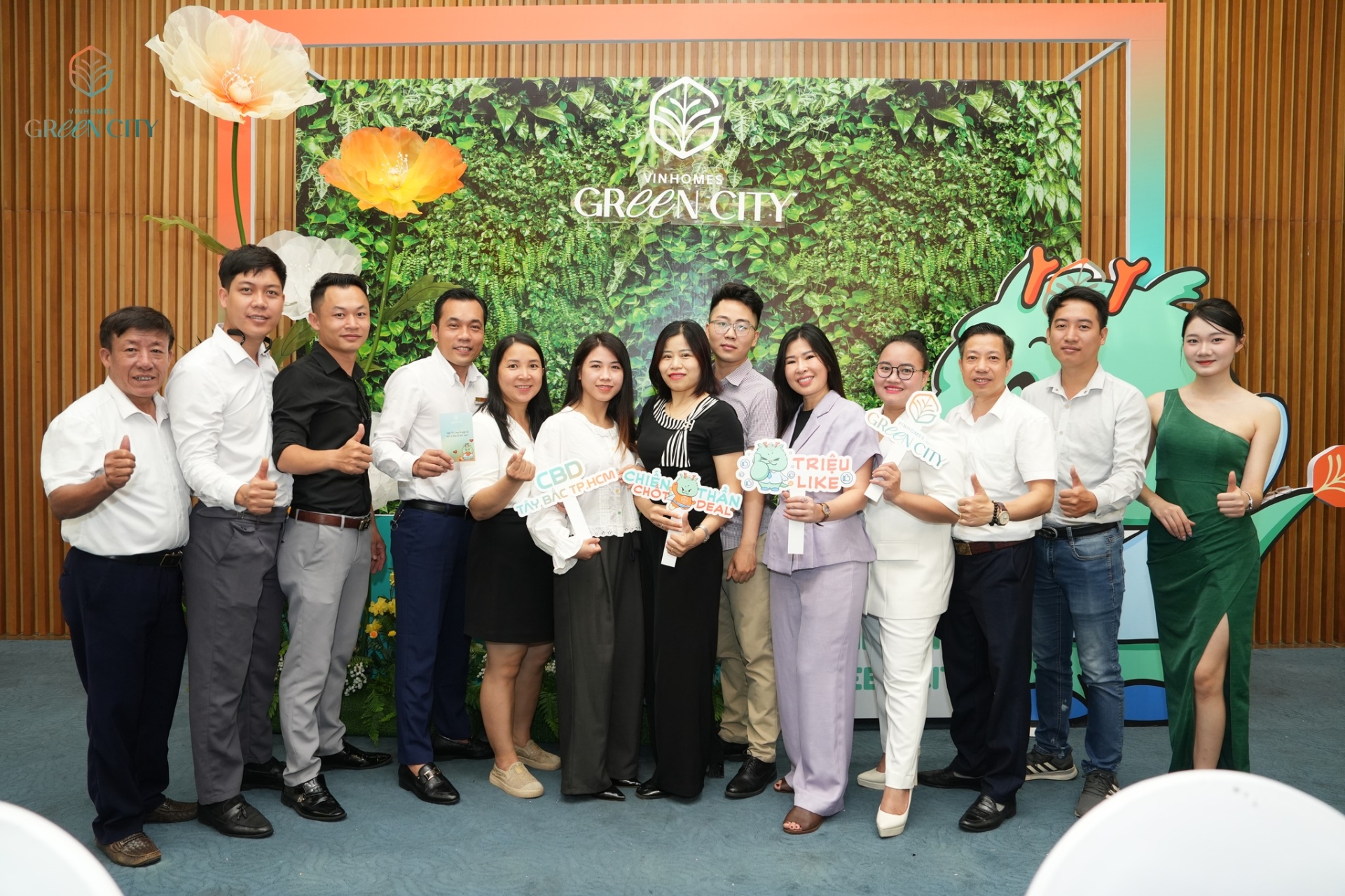 Hà Nội rộn ràng khai màn - Miền Bắc chính thức 