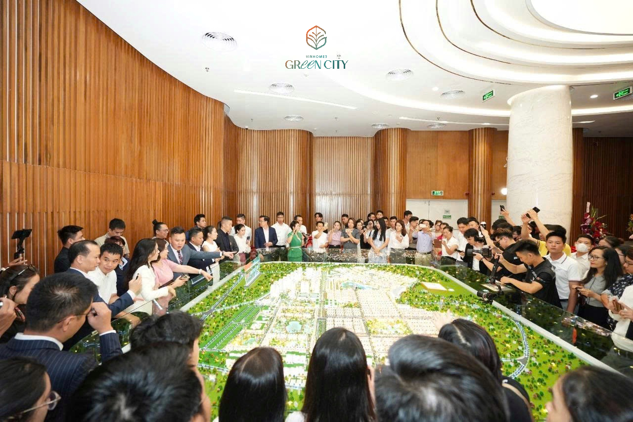 Hà Nội rộn ràng khai màn - Miền Bắc chính thức 