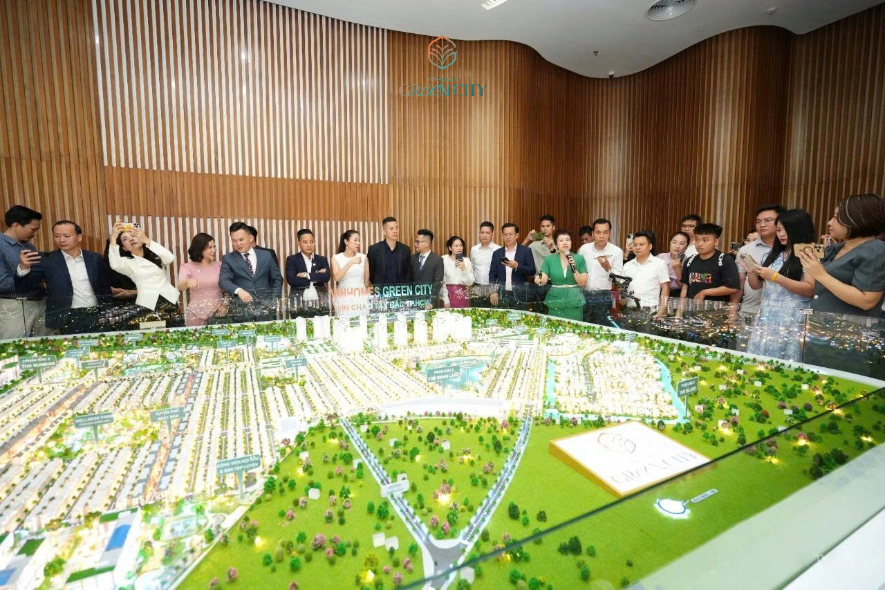 Hà Nội rộn ràng khai màn - Miền Bắc chính thức 