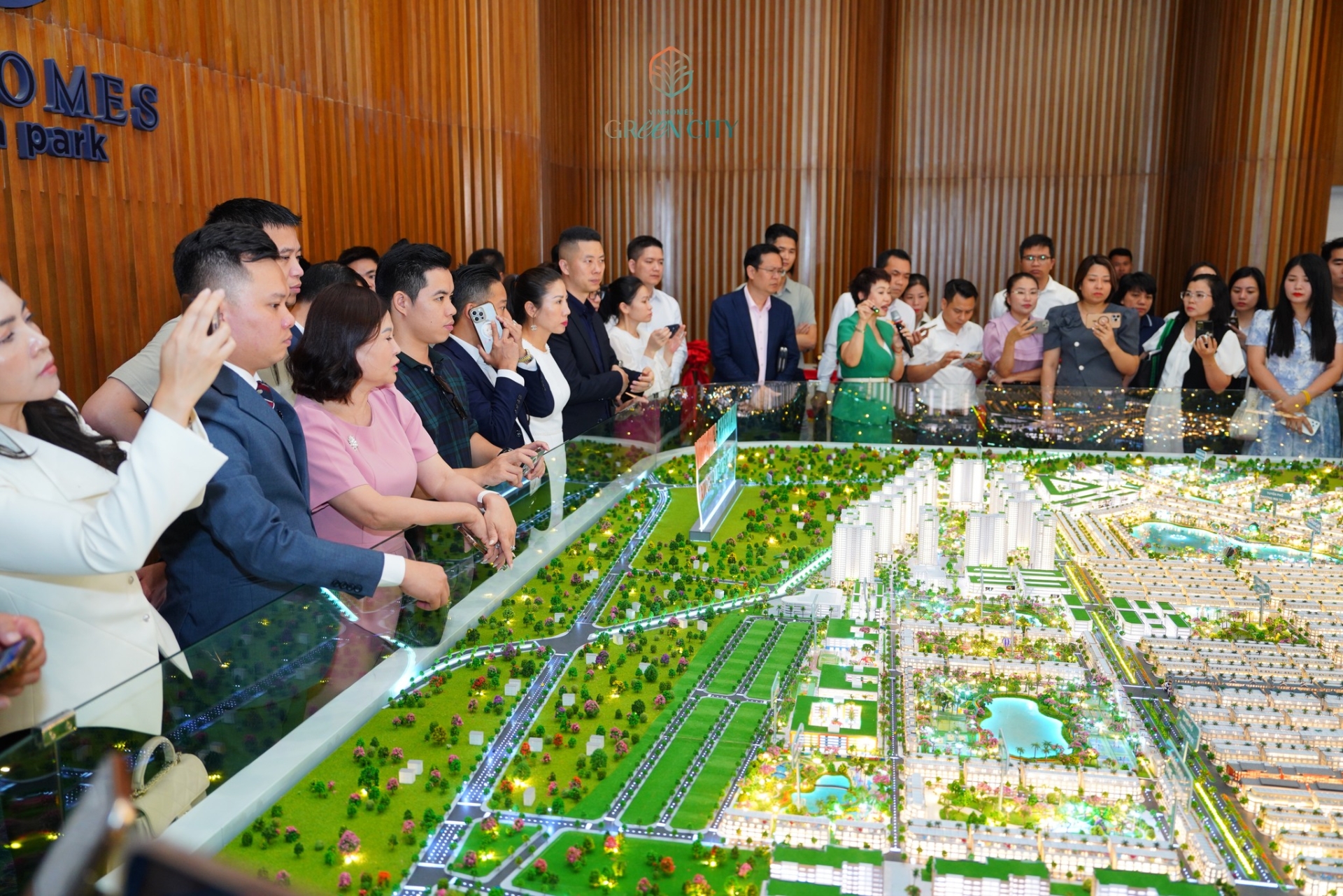 Hà Nội rộn ràng khai màn - Miền Bắc chính thức 