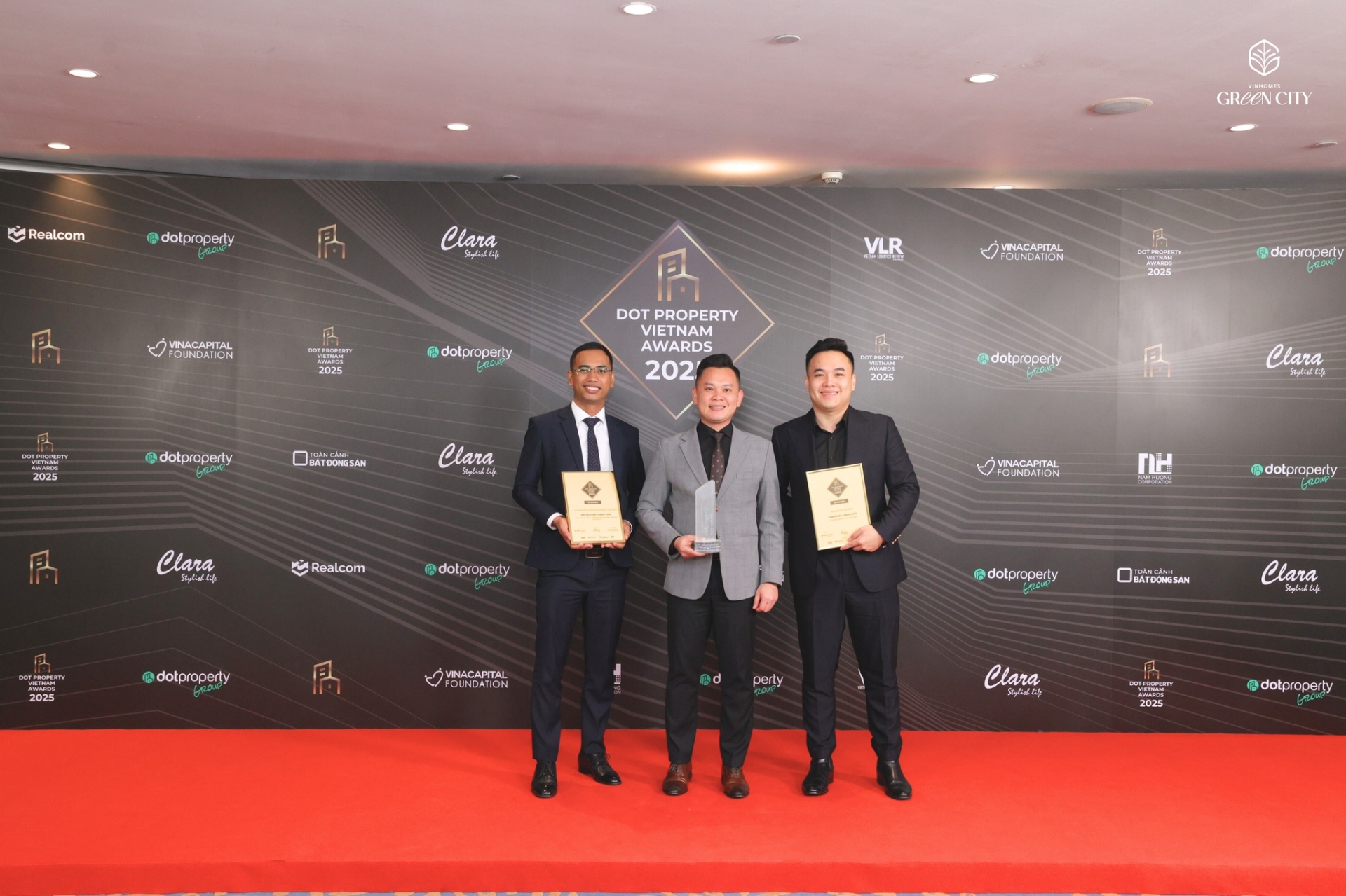 Vinhomes ghi dấu ấn vang dội tại Dot Property Vietnam Awards 2025