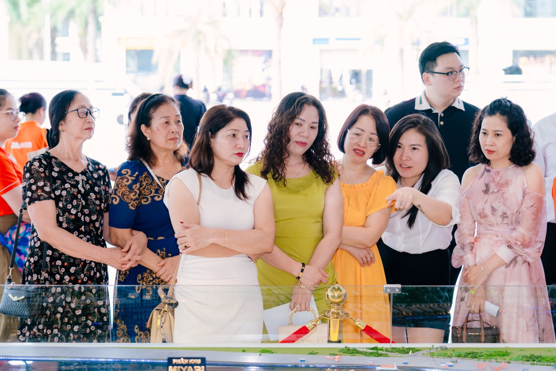 Mãn nhãn - Rung động trong từng điểm chạm - Khách hàng & Cư dân Vinhomes Royal Island thăng hoa cùng thường tiệc Hoàng Gia - Chạm kỳ quan Đảo Ngọc