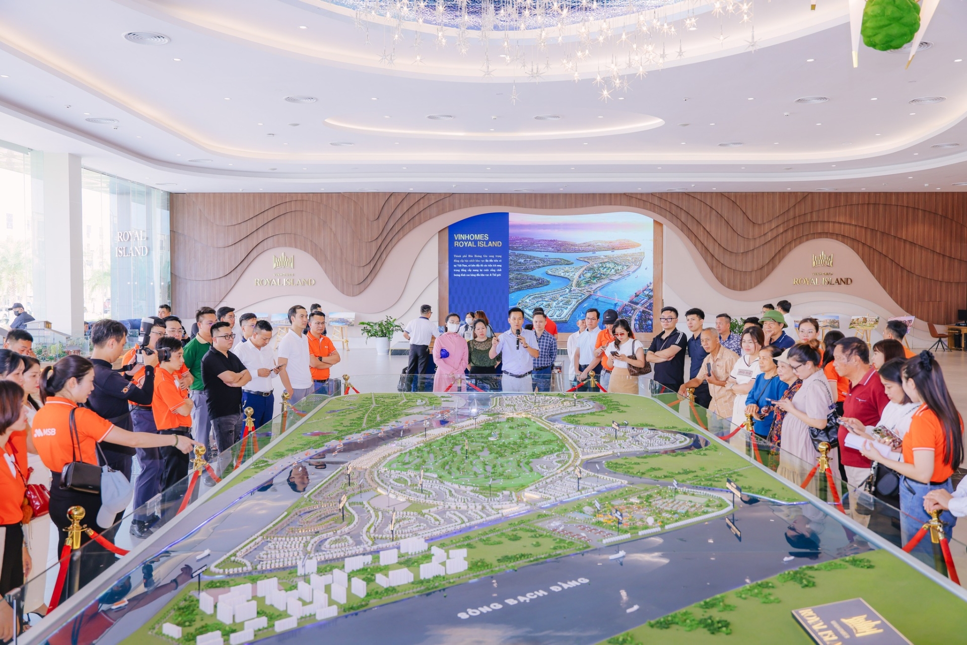 Mãn nhãn - Rung động trong từng điểm chạm - Khách hàng & Cư dân Vinhomes Royal Island thăng hoa cùng thường tiệc Hoàng Gia - Chạm kỳ quan Đảo Ngọc
