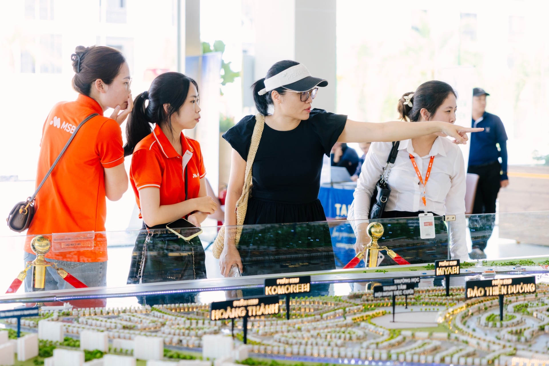 Mãn nhãn - Rung động trong từng điểm chạm - Khách hàng & Cư dân Vinhomes Royal Island thăng hoa cùng thường tiệc Hoàng Gia - Chạm kỳ quan Đảo Ngọc