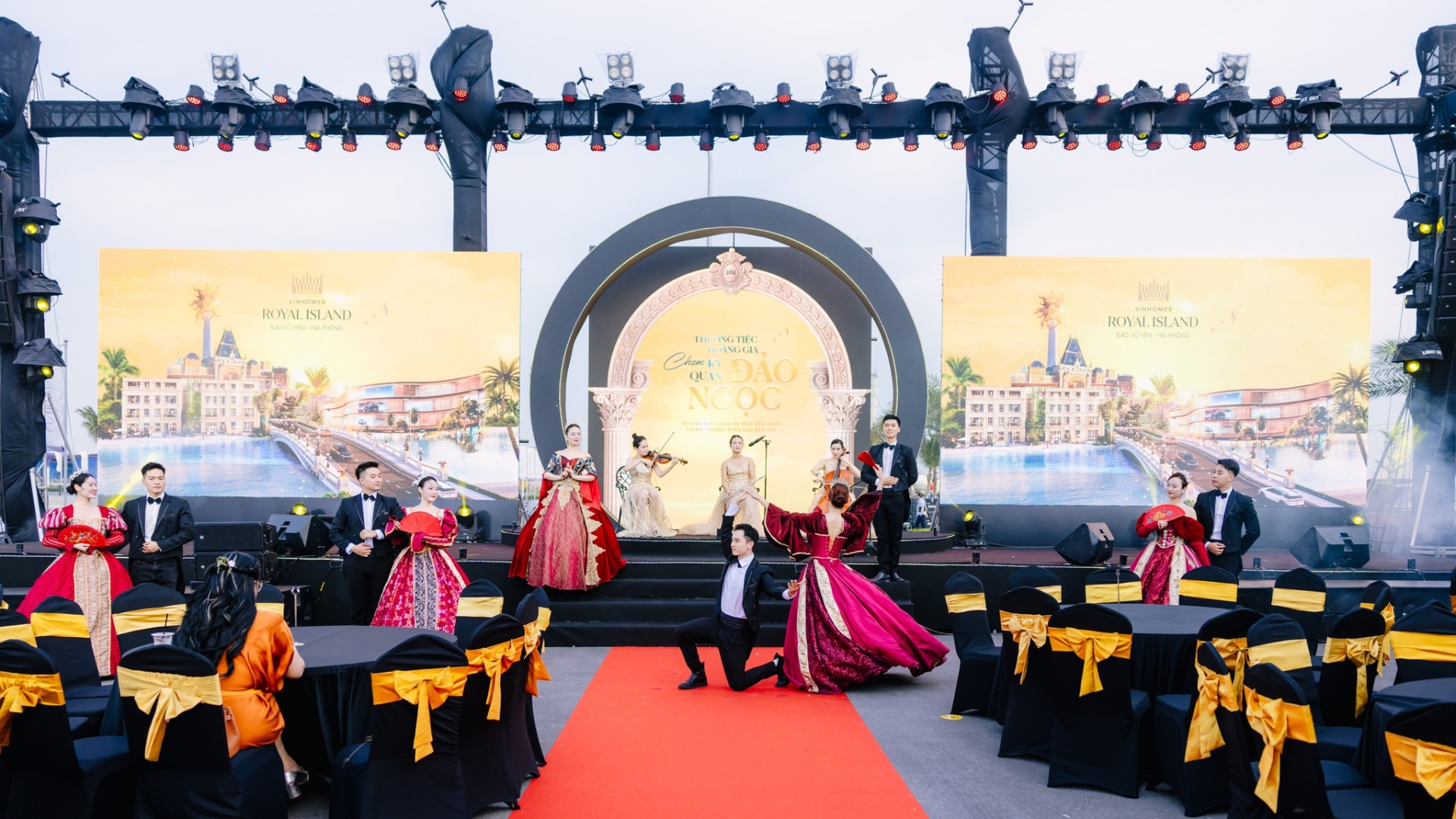 Mãn nhãn - Rung động trong từng điểm chạm - Khách hàng & Cư dân Vinhomes Royal Island thăng hoa cùng thường tiệc Hoàng Gia - Chạm kỳ quan Đảo Ngọc