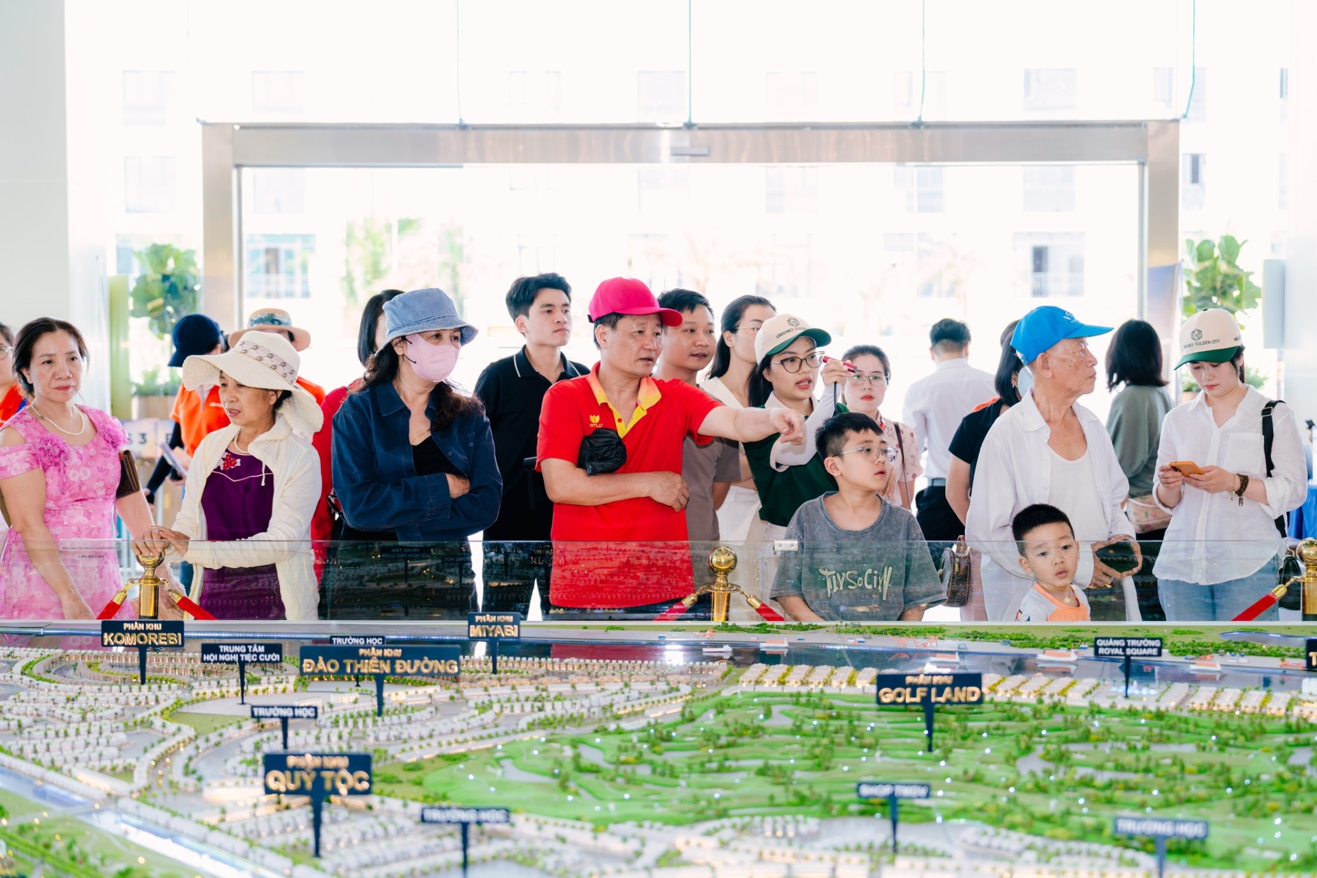Mãn nhãn - Rung động trong từng điểm chạm - Khách hàng & Cư dân Vinhomes Royal Island thăng hoa cùng thường tiệc Hoàng Gia - Chạm kỳ quan Đảo Ngọc