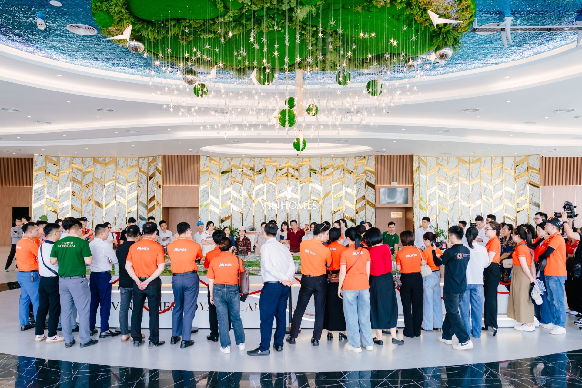 Mãn nhãn - Rung động trong từng điểm chạm - Khách hàng & Cư dân Vinhomes Royal Island thăng hoa cùng thường tiệc Hoàng Gia - Chạm kỳ quan Đảo Ngọc