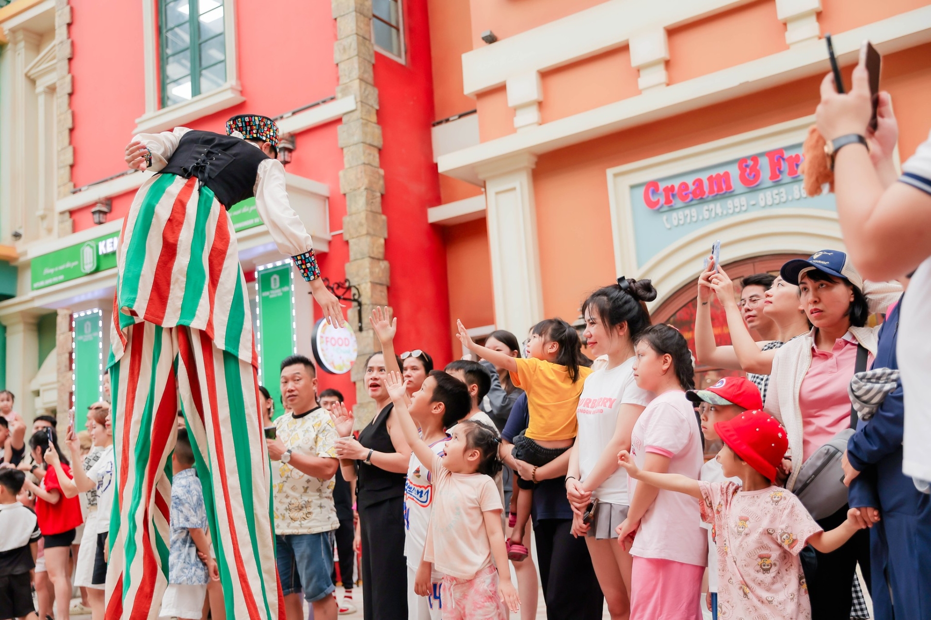Chỉ hơn 1 giờ di chuyển từ Hà Nội - Hè này thỏa sức vui chơi VinWonders - Công viên giải trí & Vườn thú lớn nhất Bắc Bộ mà không cần đi xa