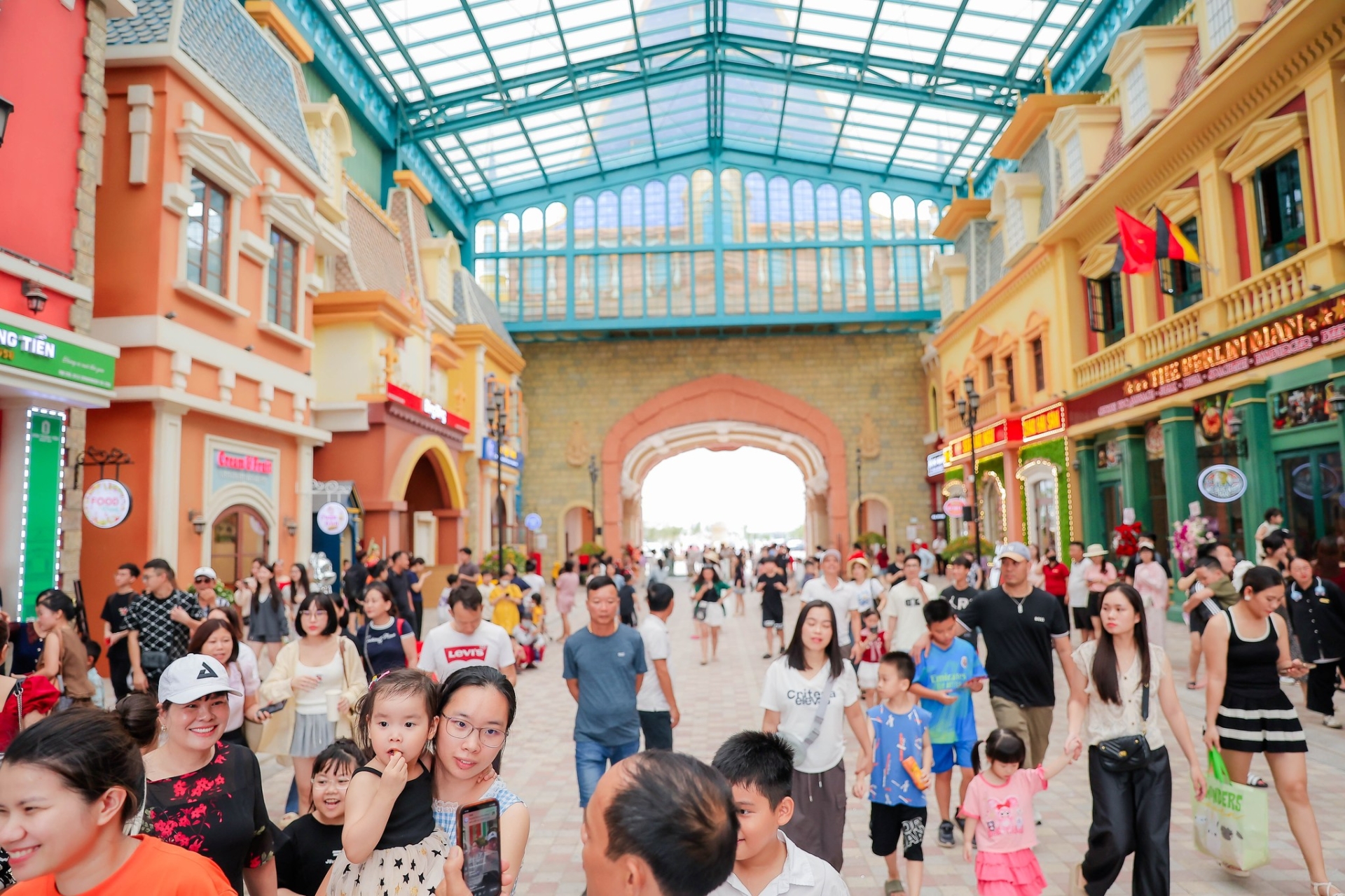 Chỉ hơn 1 giờ di chuyển từ Hà Nội - Hè này thỏa sức vui chơi VinWonders - Công viên giải trí & Vườn thú lớn nhất Bắc Bộ mà không cần đi xa
