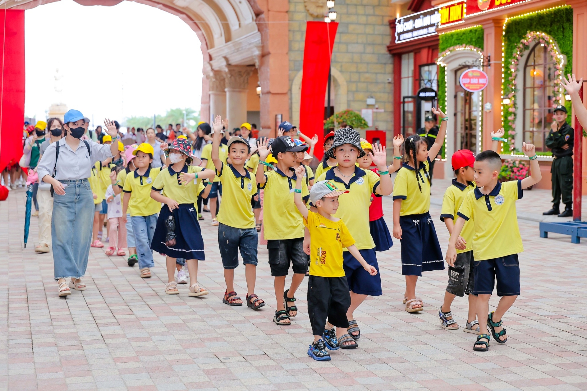 Chỉ hơn 1 giờ di chuyển từ Hà Nội - Hè này thỏa sức vui chơi VinWonders - Công viên giải trí & Vườn thú lớn nhất Bắc Bộ mà không cần đi xa