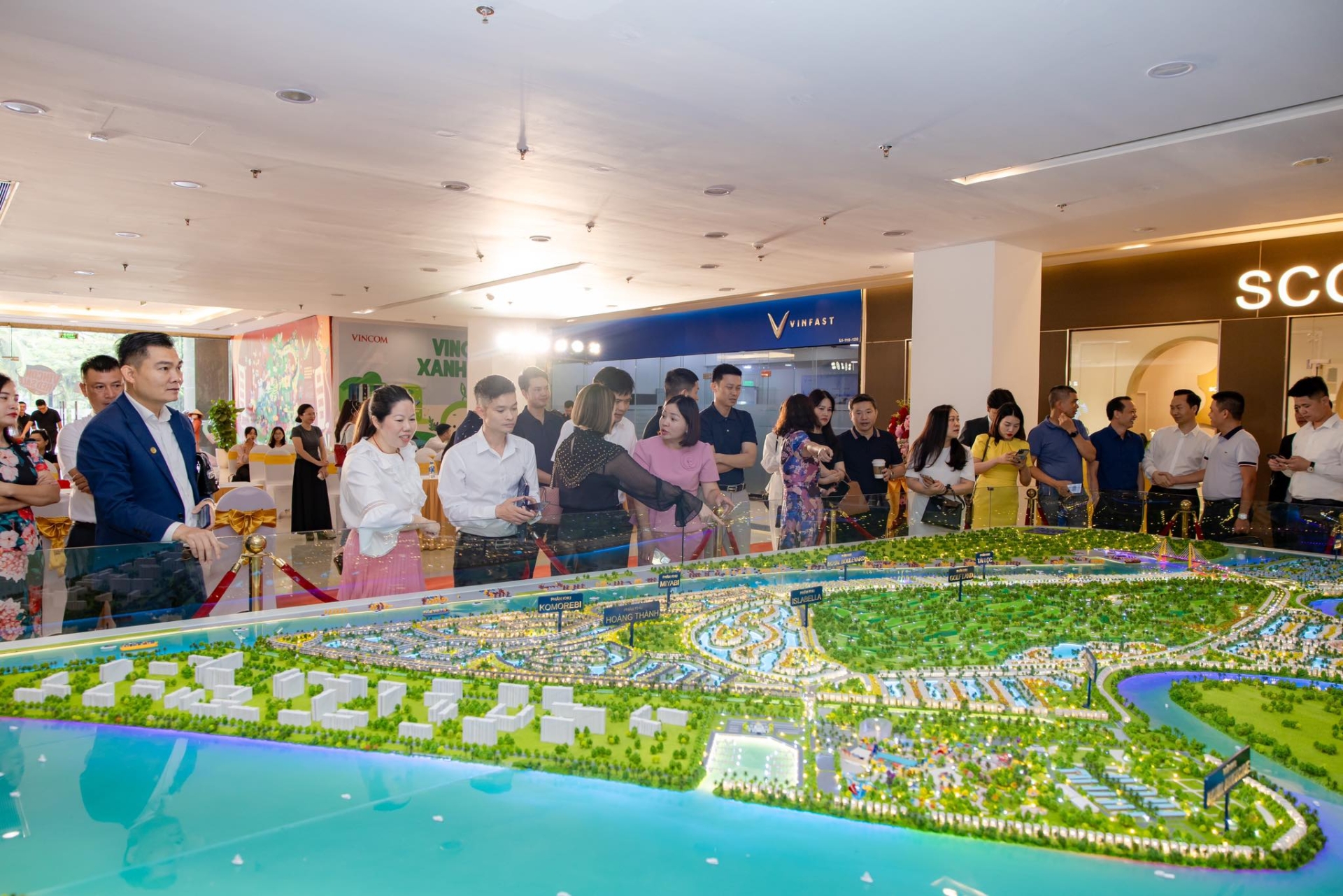 Toàn cảnh sự kiện khai trương sa bàn Vinhomes Royal Island tại Vincom Plaza Long Biên