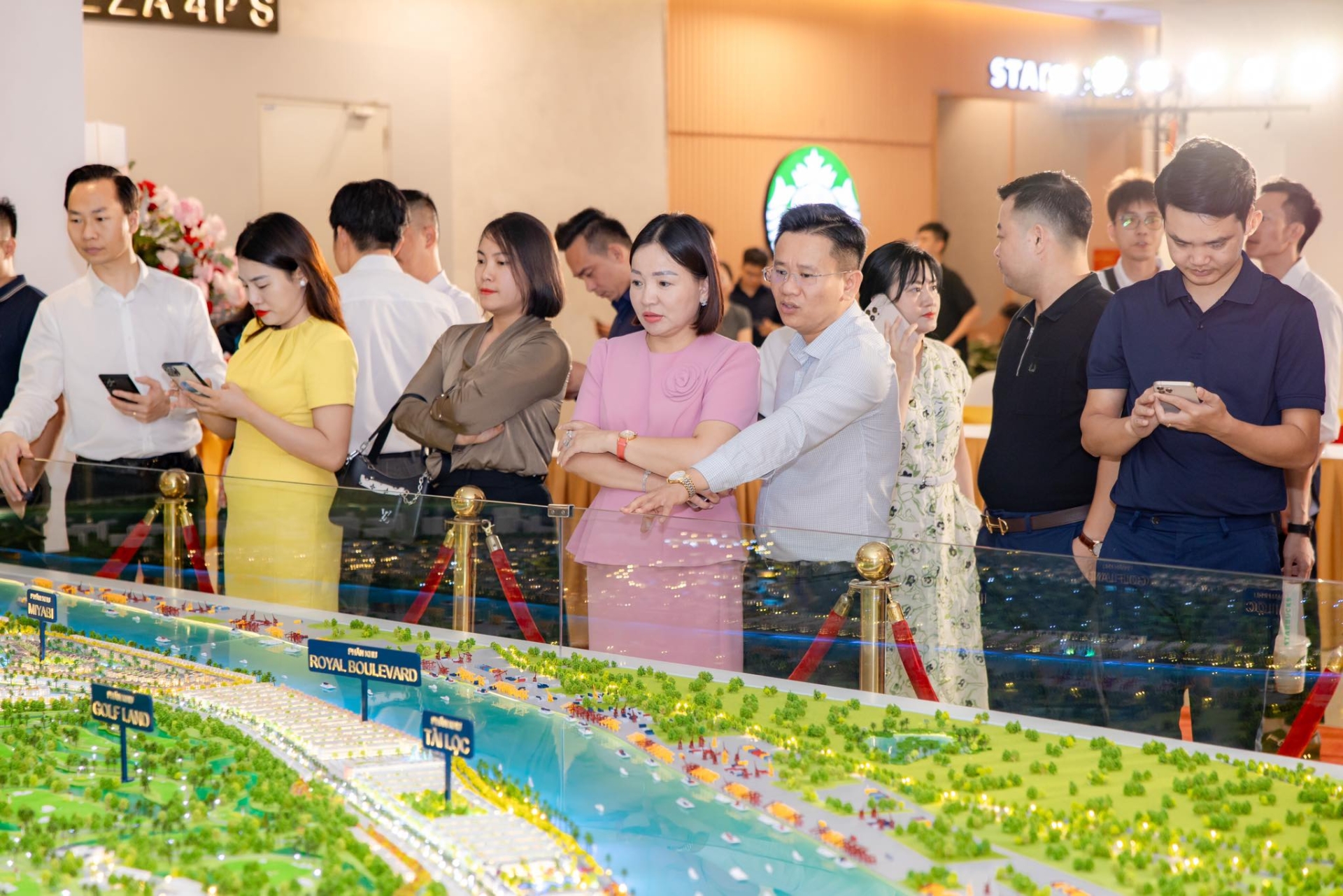 Toàn cảnh sự kiện khai trương sa bàn Vinhomes Royal Island tại Vincom Plaza Long Biên