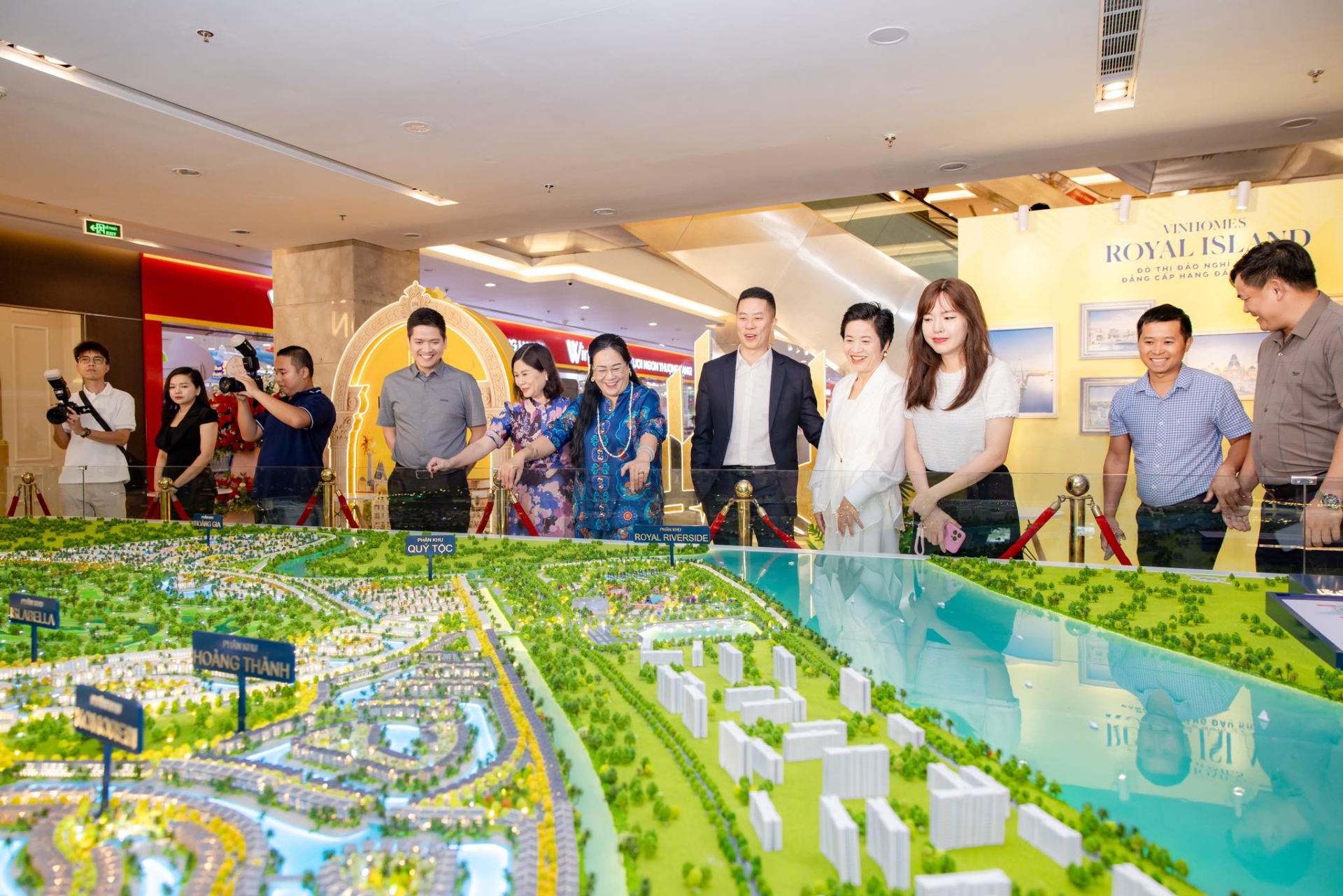 Toàn cảnh sự kiện khai trương sa bàn Vinhomes Royal Island tại Vincom Plaza Long Biên