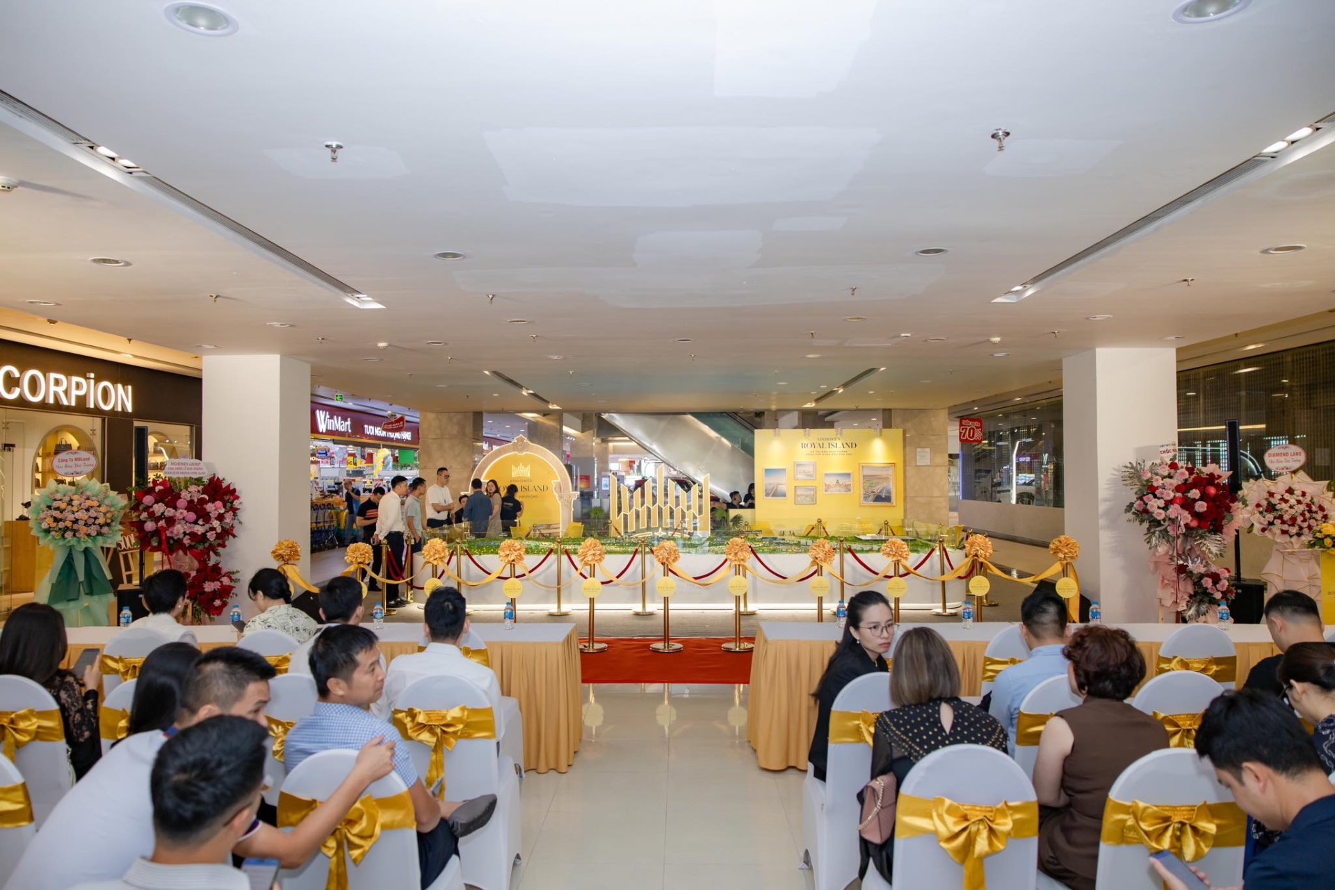 Toàn cảnh sự kiện khai trương sa bàn Vinhomes Royal Island tại Vincom Plaza Long Biên