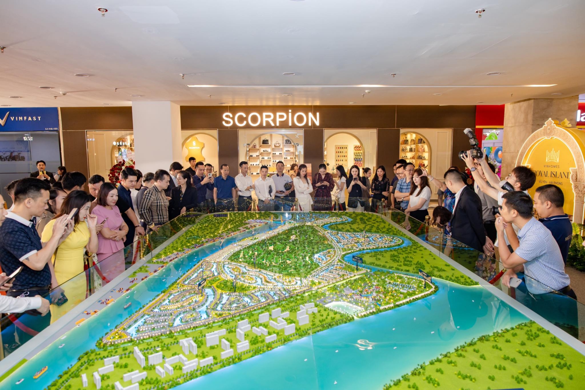 Toàn cảnh sự kiện khai trương sa bàn Vinhomes Royal Island tại Vincom Plaza Long Biên