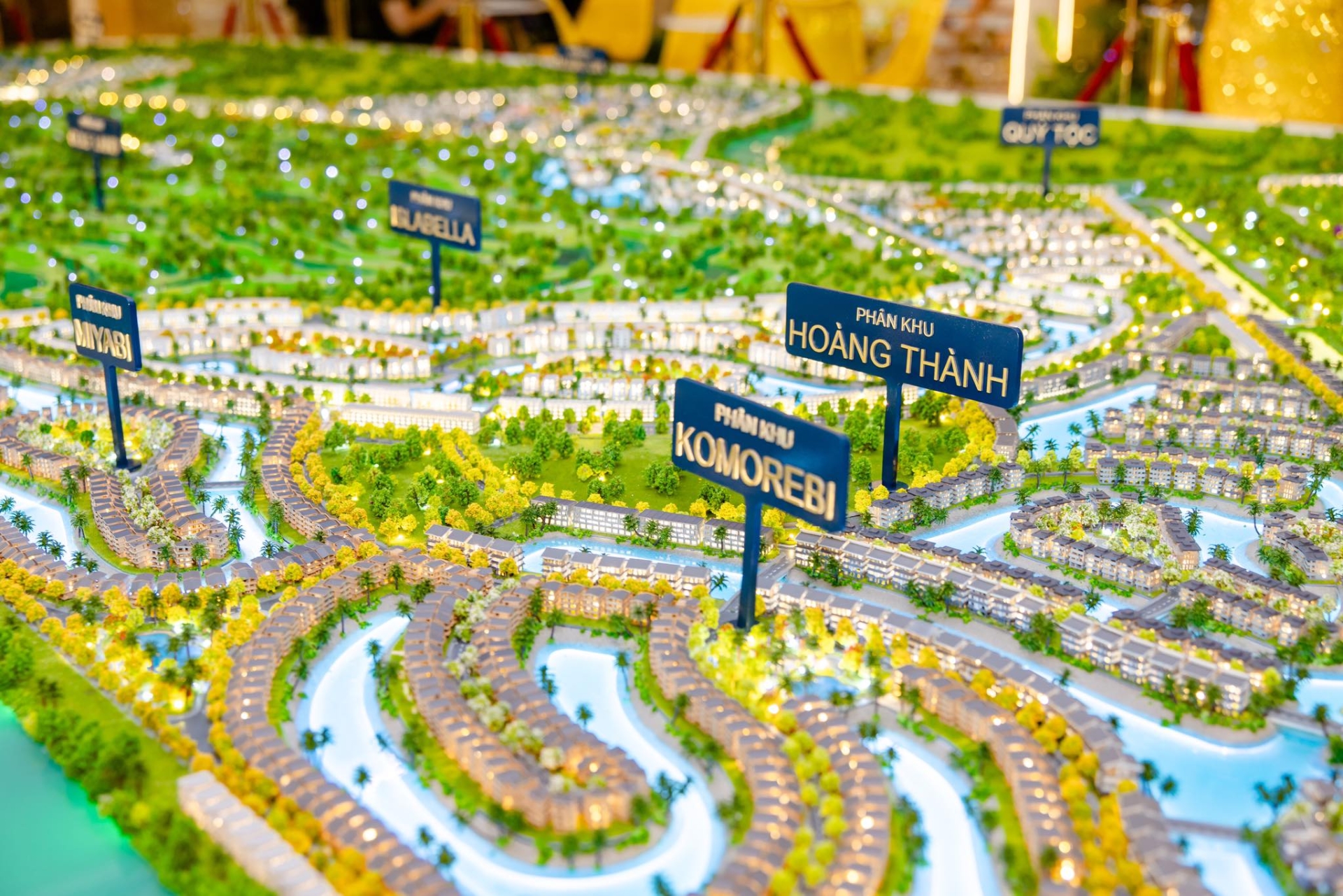 Toàn cảnh sự kiện khai trương sa bàn Vinhomes Royal Island tại Vincom Plaza Long Biên