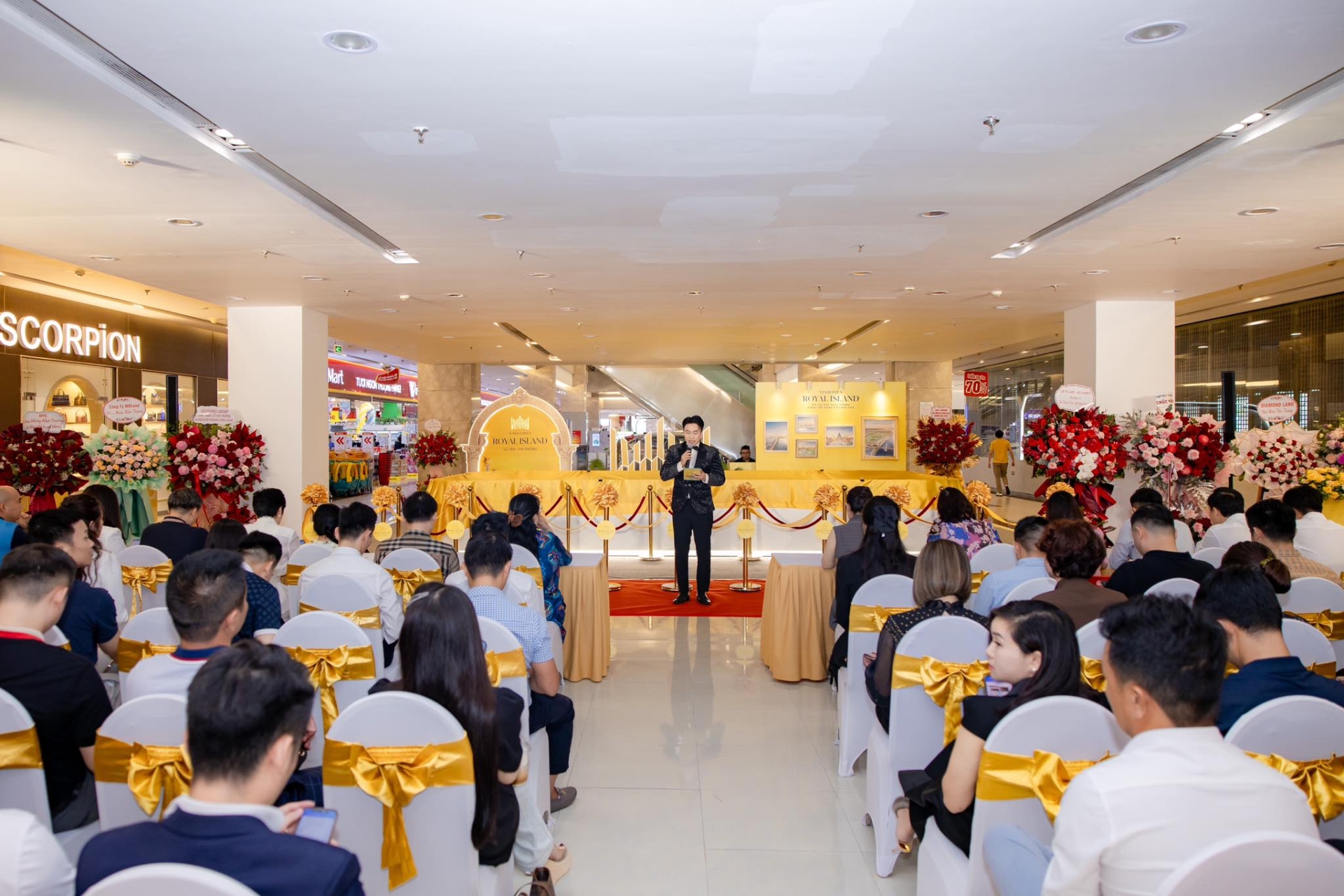 Toàn cảnh sự kiện khai trương sa bàn Vinhomes Royal Island tại Vincom Plaza Long Biên
