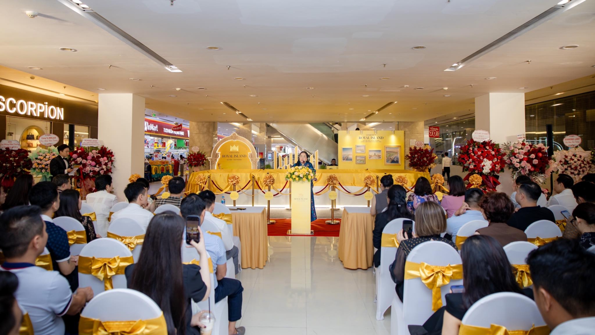 Toàn cảnh sự kiện khai trương sa bàn Vinhomes Royal Island tại Vincom Plaza Long Biên