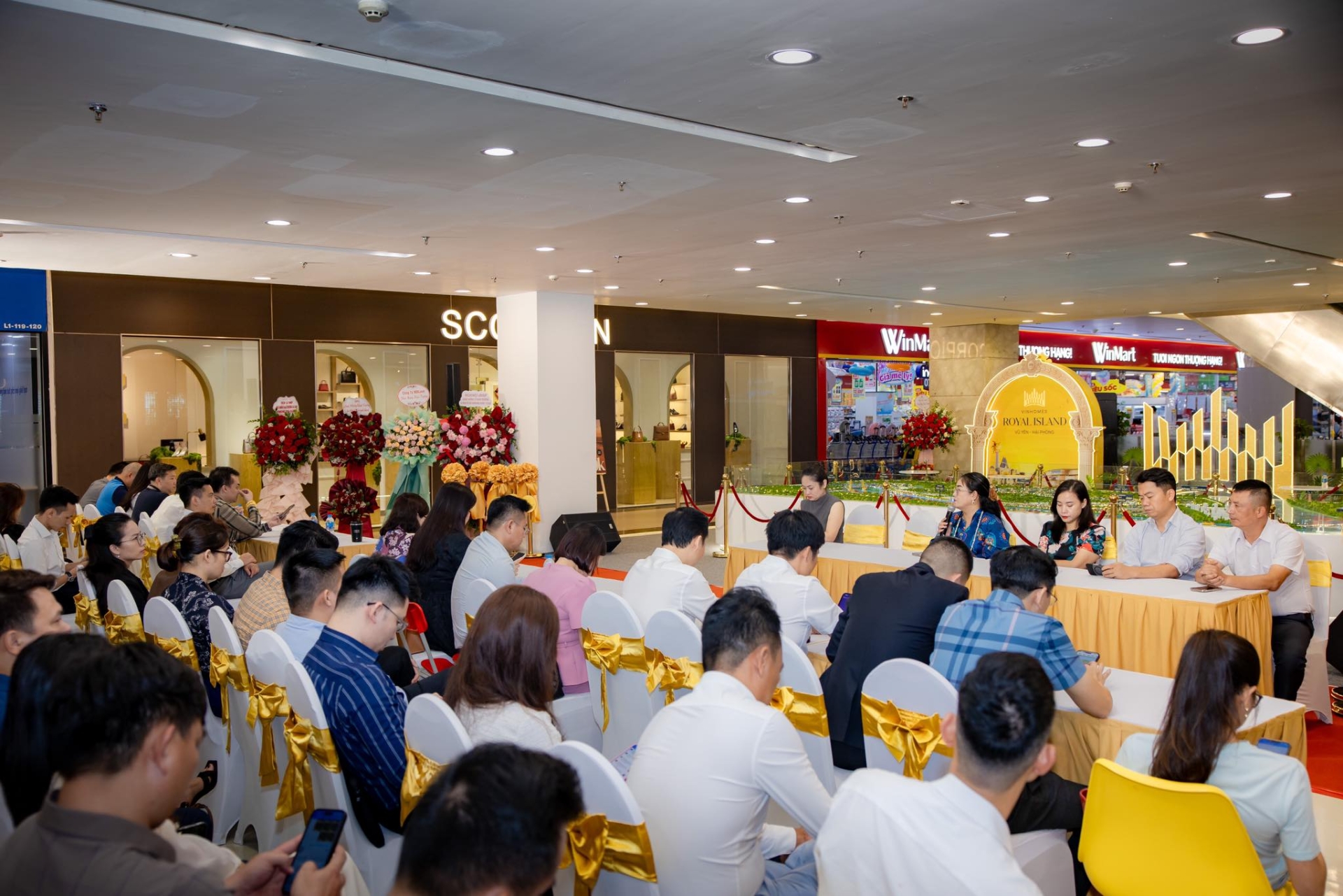 Toàn cảnh sự kiện khai trương sa bàn Vinhomes Royal Island tại Vincom Plaza Long Biên