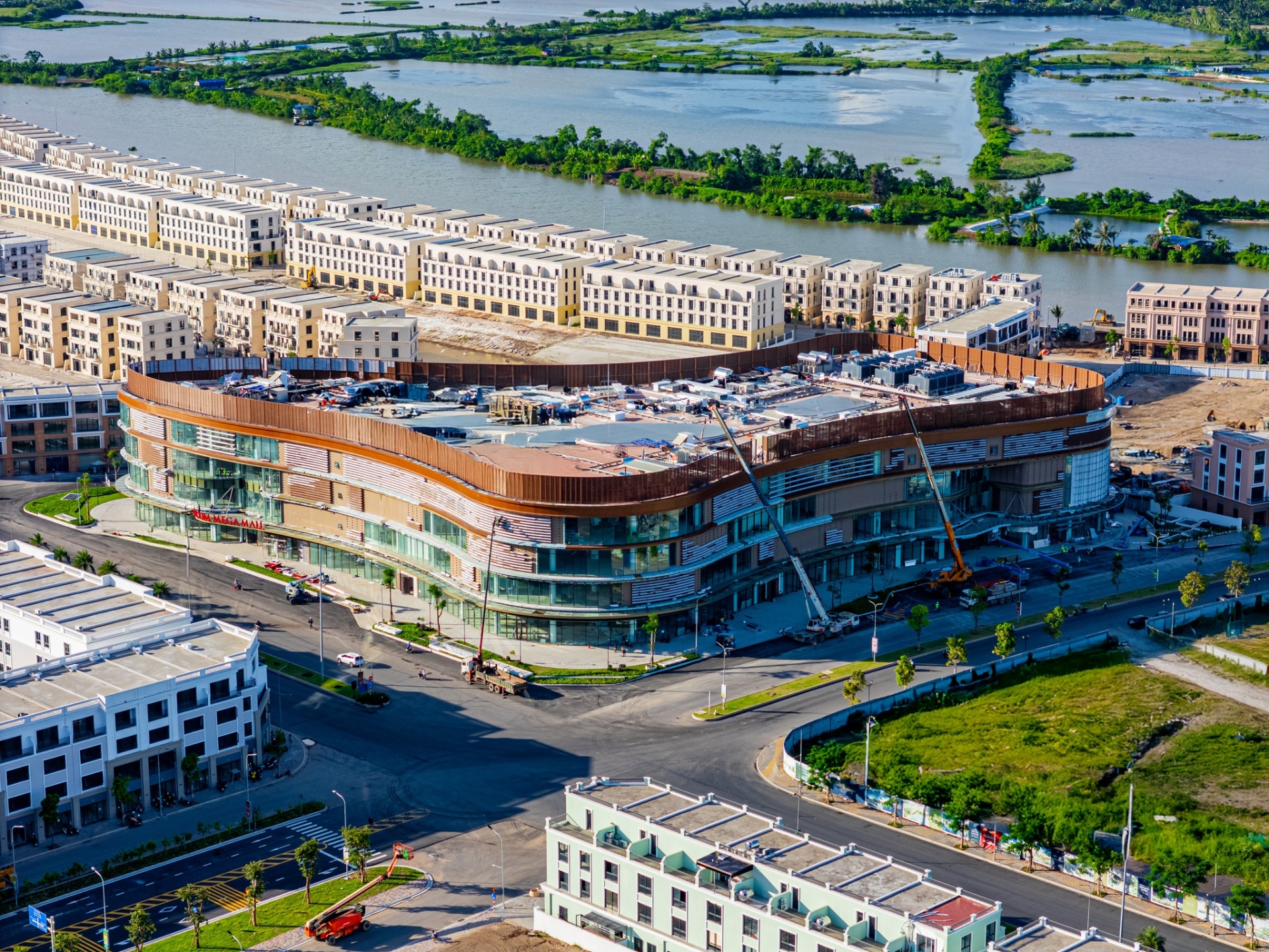 Đếm ngược đến ngày thông cầu Hoàng Gia, Vincom Mega Mall Royal Island dần lộ diện
