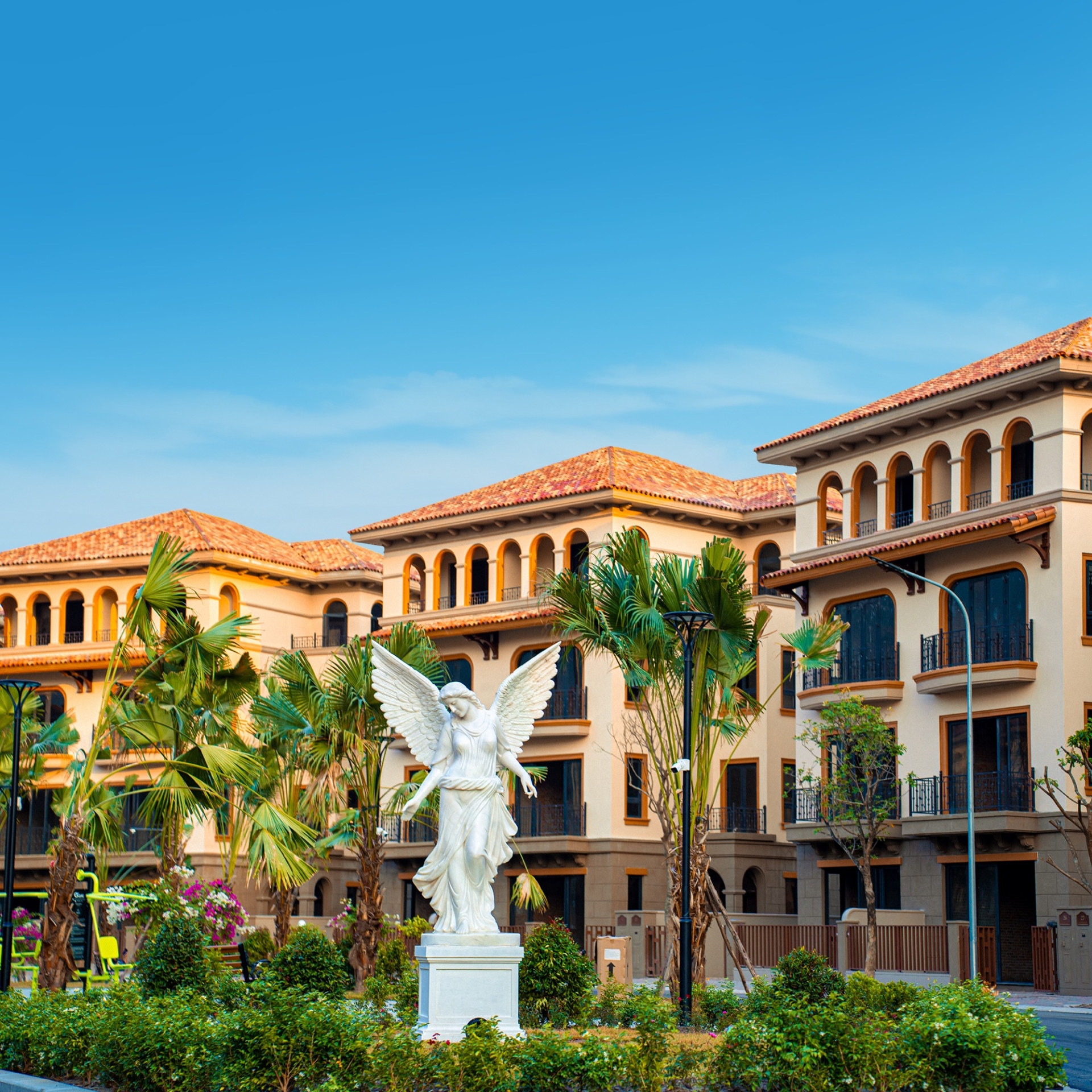 Đón bình minh rực rỡ trên phố Đảo Hoàng Gia