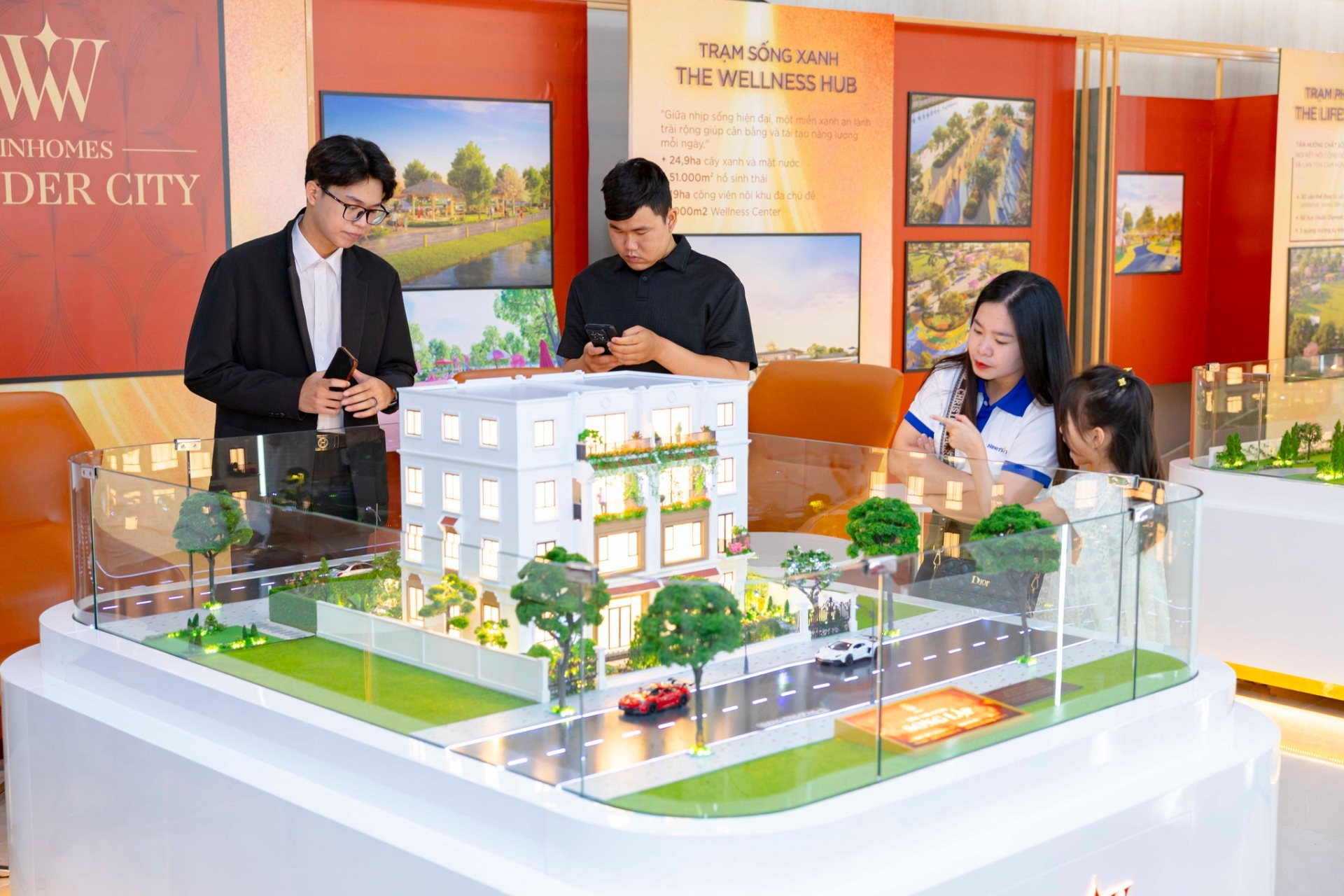 Trải nghiệm thực tế sa bàn các dòng sản phẩm Vinhomes Wonder City
