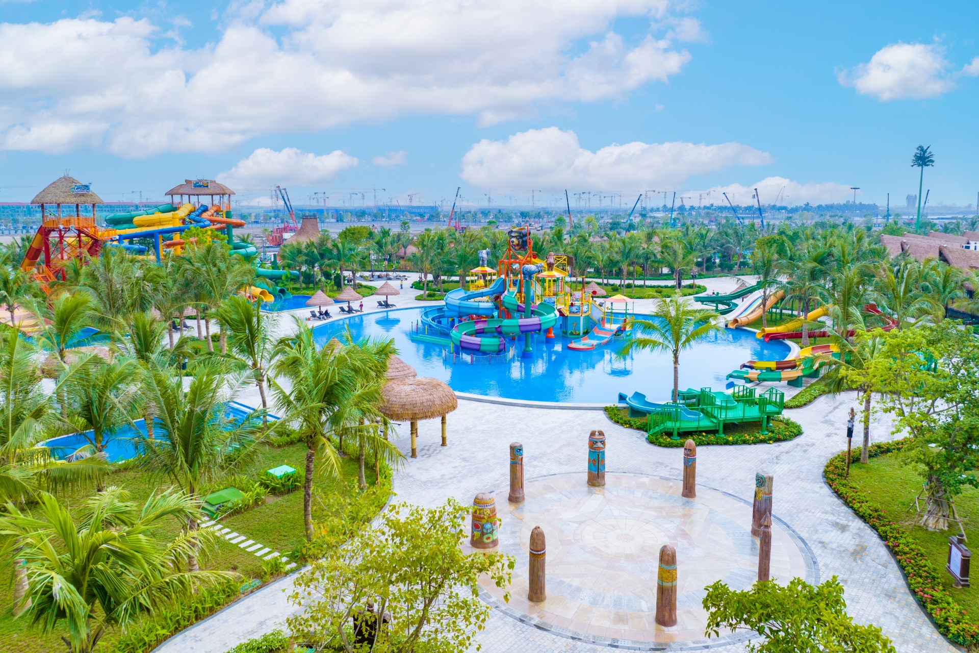 Khám phá thêm VinWonders Wave Park & VinWonders Water Park