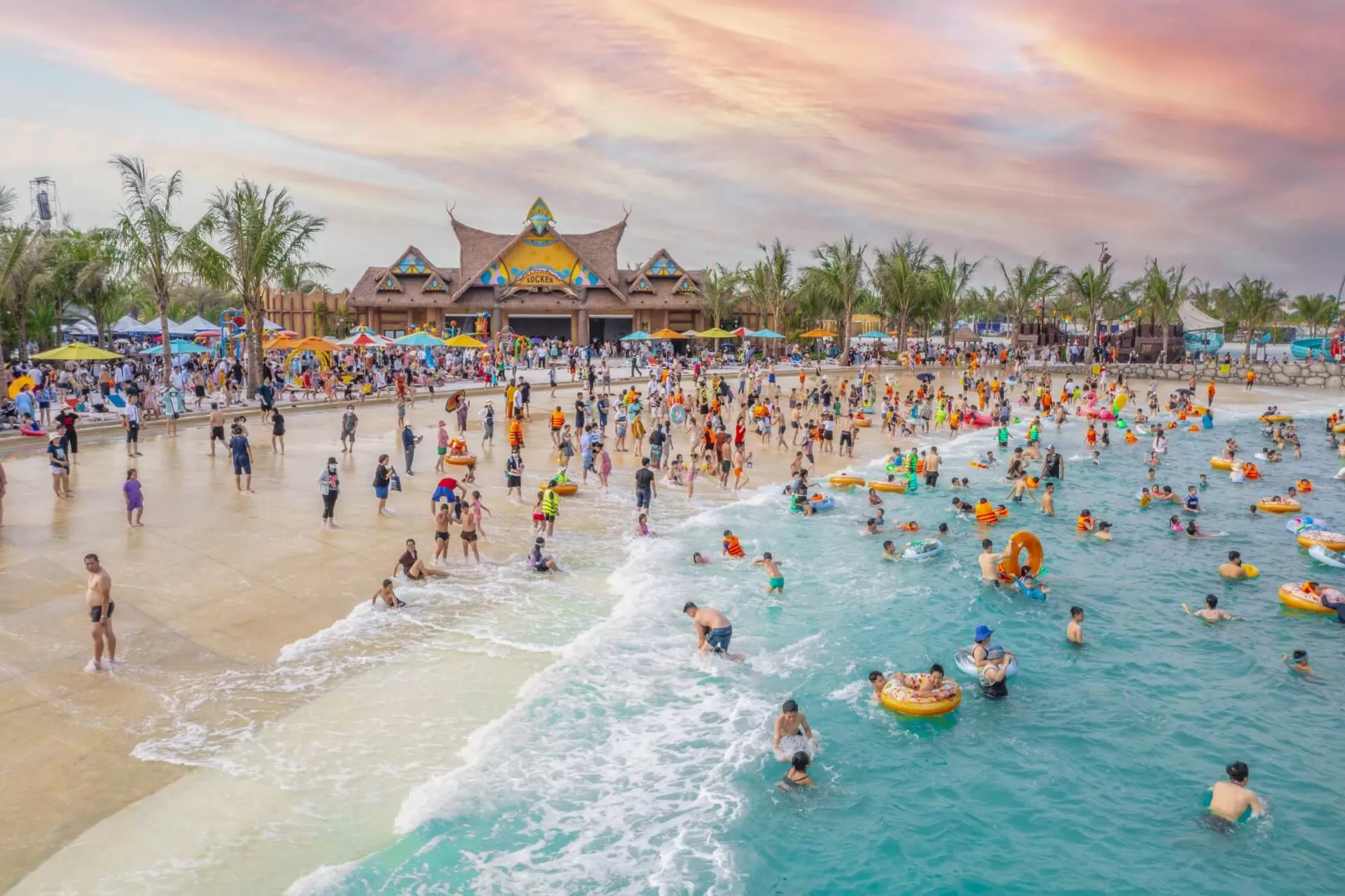 VinWonders Wave Park & VinWonders Water Park - Công viên giải trí MỚI TOANH nhất định phải đến