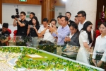 Hà Nội rộn ràng khai màn - Miền Bắc chính thức 