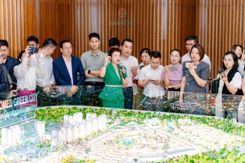 Hà Nội rộn ràng khai màn - Miền Bắc chính thức 