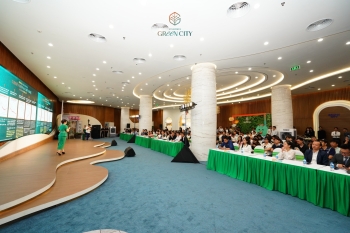Hà Nội rộn ràng khai màn - Miền Bắc chính thức 