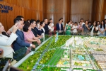 Hà Nội rộn ràng khai màn - Miền Bắc chính thức 