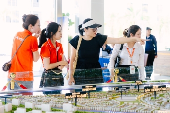 Mãn nhãn - Rung động trong từng điểm chạm - Khách hàng & Cư dân Vinhomes Royal Island thăng hoa cùng thường tiệc Hoàng Gia - Chạm kỳ quan Đảo Ngọc