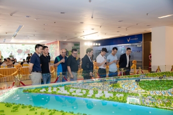Toàn cảnh sự kiện khai trương sa bàn Vinhomes Royal Island tại Vincom Plaza Long Biên